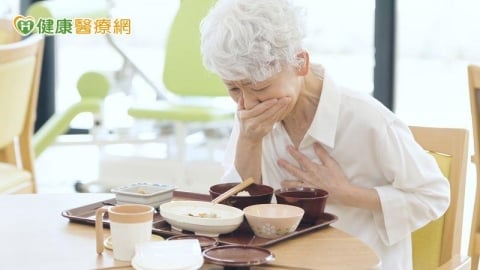 長者喝水、吃飯常「嗆到」？專家警告：小心造成吸入性肺炎