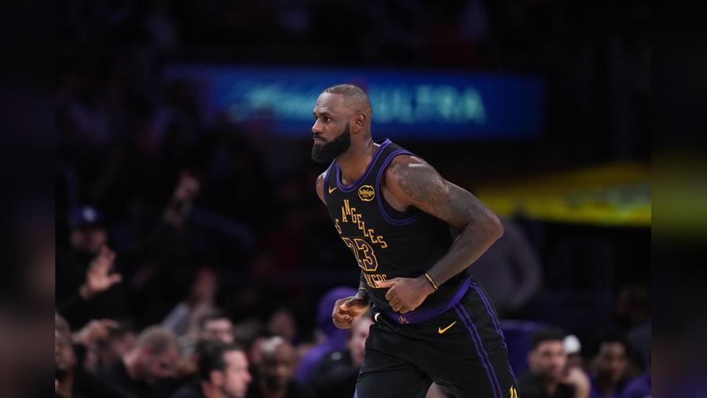 NBA(影)／詹皇新賽季得分開張！第二節砍3分球幫助湖人追分