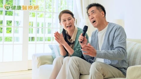 長輩講話越來越小聲？醫揭「生理性聲音退化」改善方法
