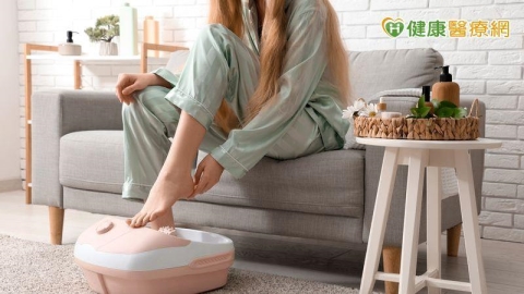 天冷長輩手腳常冰冷、難入睡!中醫推「泡腳養生」助循環暖全身