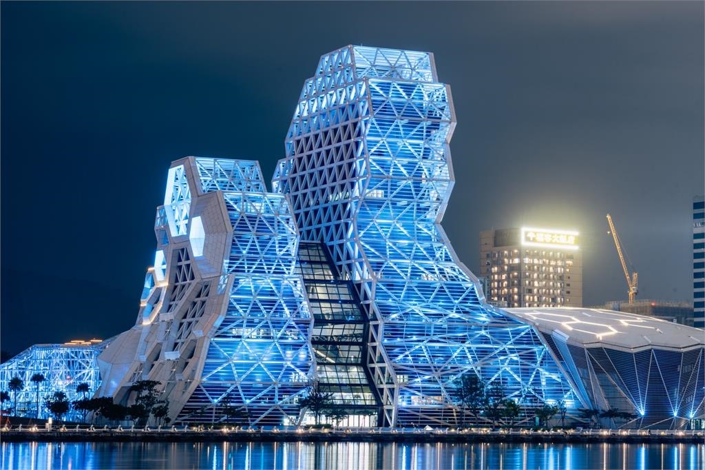 快新聞／全城迎接TWICE！7大地標「點藍燈」美翻　網狂喊羨慕：想入住高雄