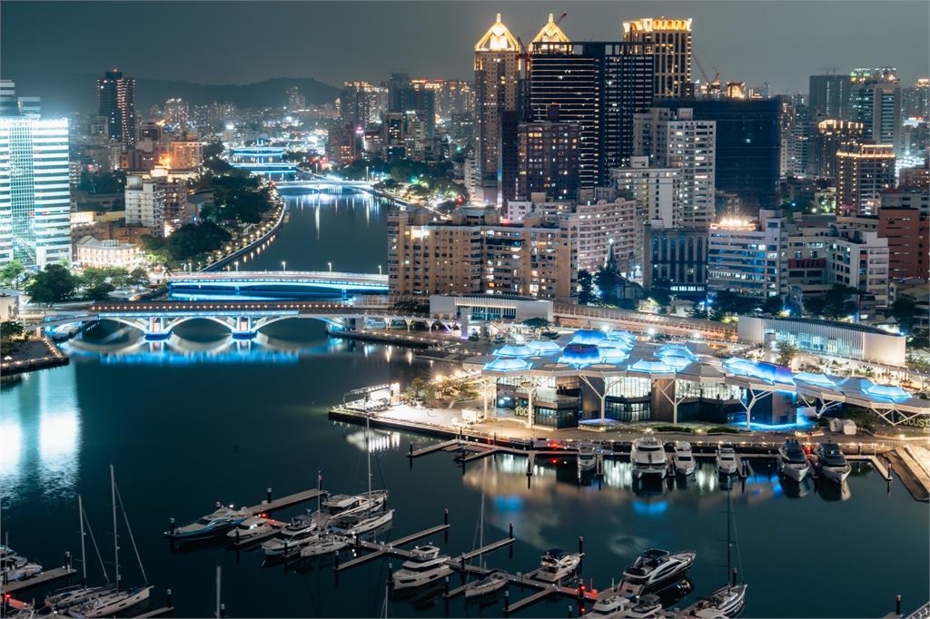 快新聞／全城迎接TWICE！7大地標「點藍燈」美翻　網狂喊羨慕：想入住高雄