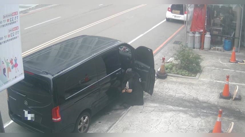 女駕駛「長裙掩護」路邊炸屎留一坨！　監視器全拍下網驚呆