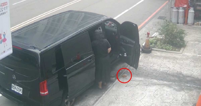 女駕駛「長裙掩護」路邊炸屎留一坨。(圖/翻攝自臉書社團/我是頭份人)