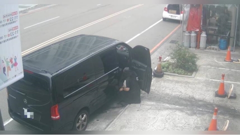 女駕駛「長裙掩護」路邊炸屎留一坨！　監視器全拍下網驚呆