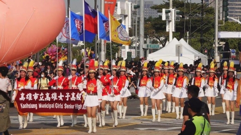 穿雄女制服打廣告惹議 網友嗆:有種來建中拍「轟出去」