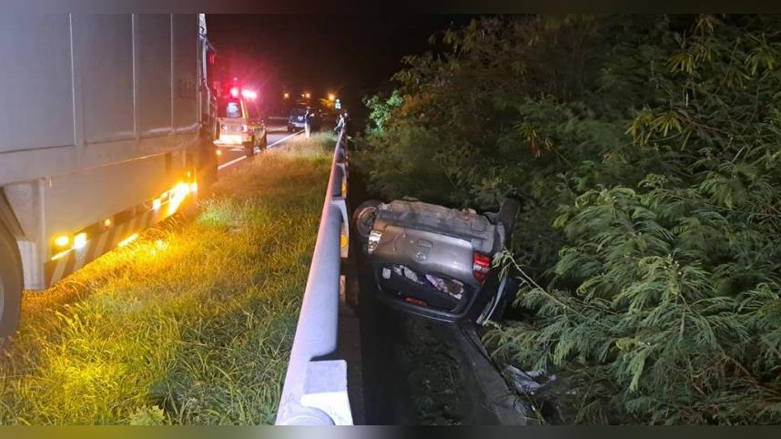 台11線凌晨驚魂！小客車離奇翻覆　駕駛「神隱消失」警消找不到人
