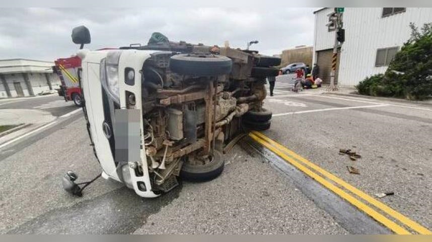 馬公路口驚險翻車！小客車對撞小貨車　2名駕駛受傷送醫