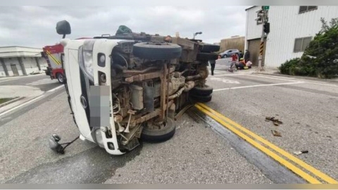 馬公路口驚險翻車!小客車對撞小貨車 2名駕駛受傷送醫