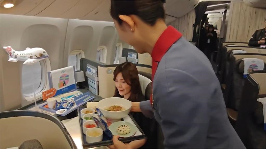擾勤務？搭機要求空服員「這件事」 //家教網紅PO網打廣告招生