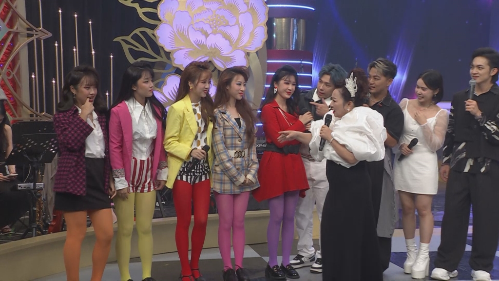 本土女團大變裝「超齡造型」嚇壞全場！ 白冰冰傻眼認不出自己人：這是誰？