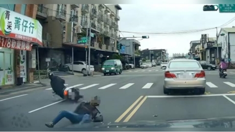 桃園3寶神級對撞！行人闖紅燈＋機車逆向搶快　雙雙撞成1秒躺平