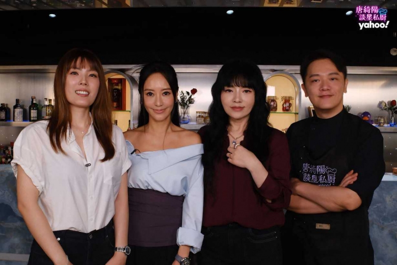 理科太太（左1）、關穎（左2）和唐綺陽談暢聊兩人的Podcast節目。（圖／Yahoo唐綺陽談星私廚提供）