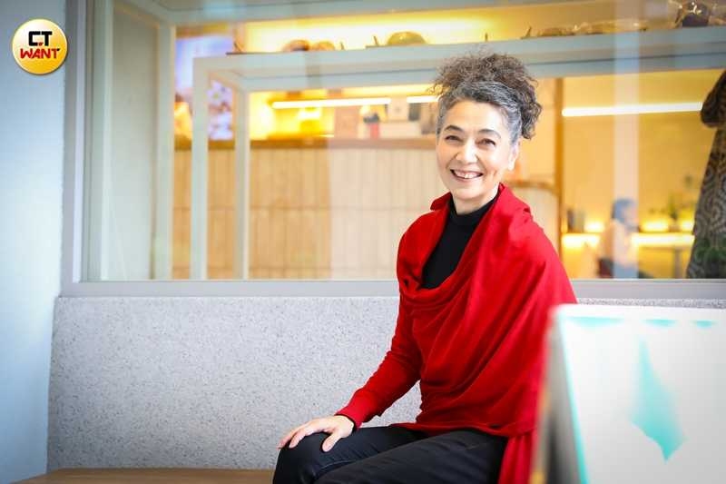 雖然小時候休學,但上進的賴佩霞花了15年讀完碩士與博士。(圖/侯世駿攝)