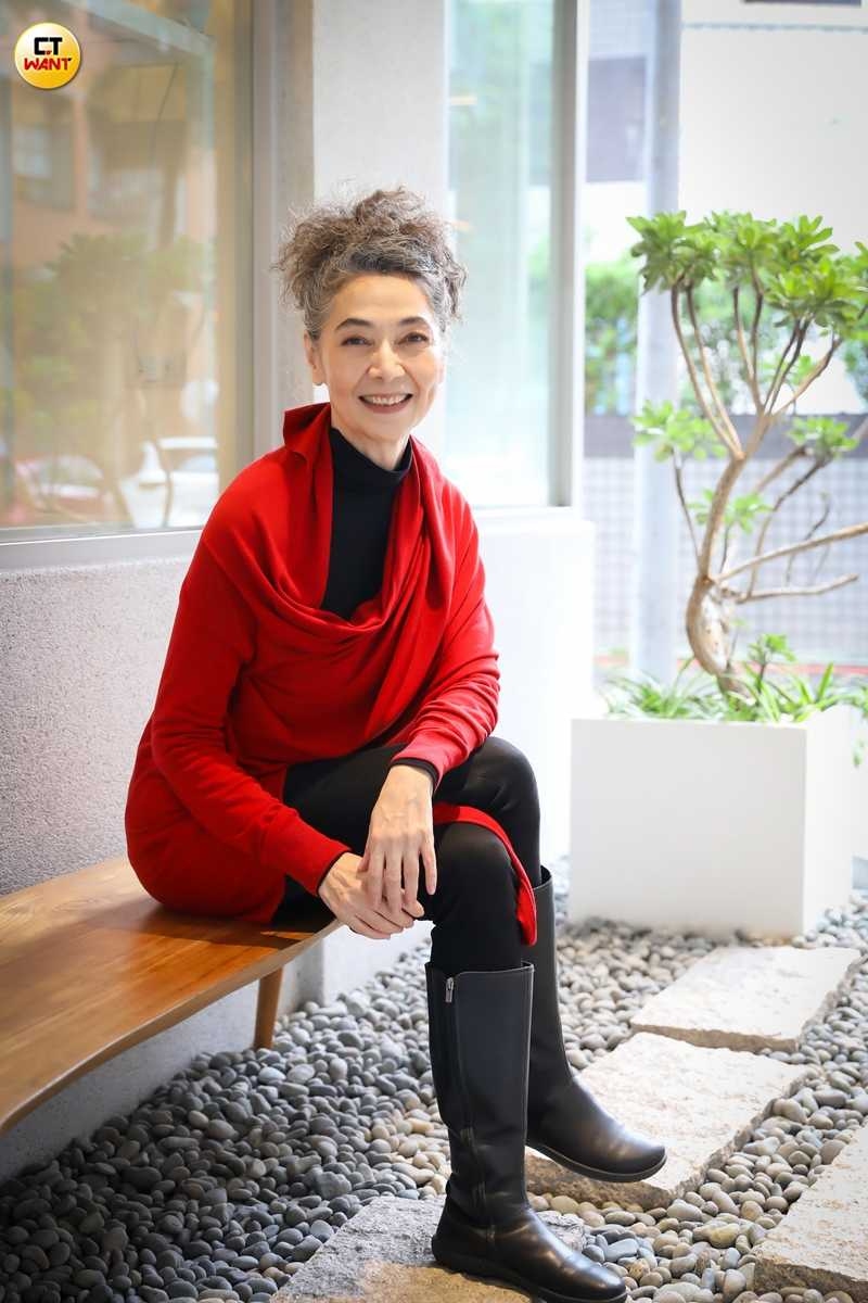 從小愛唱歌的賴佩霞真的以歌手身分出道。(圖/侯世駿攝)