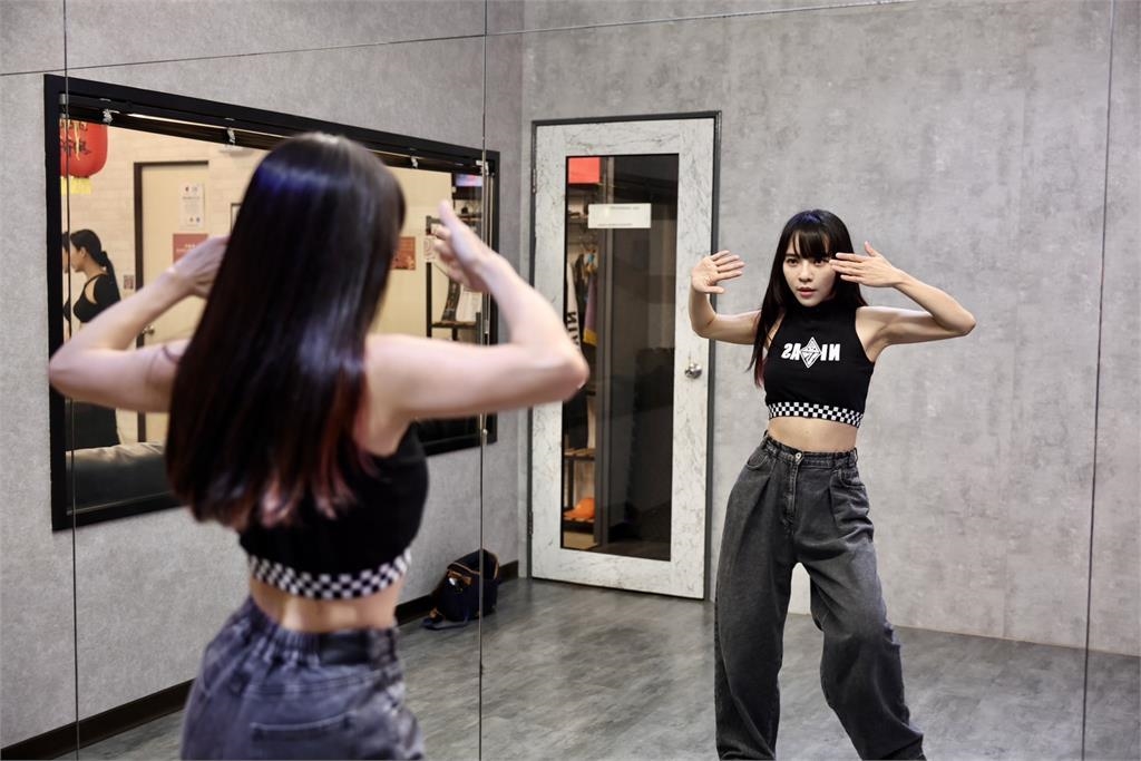 快新聞／辣翻高雄！黃捷「秀蠻腰熱舞」應援TWICE　網讚爆誠意十足：根本女團