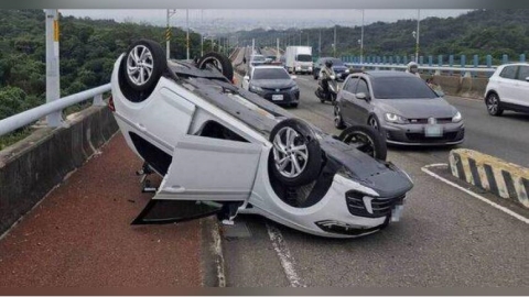 上班路女駕駛車失控「空中翻滾」　車差1公尺墜落10米深谷