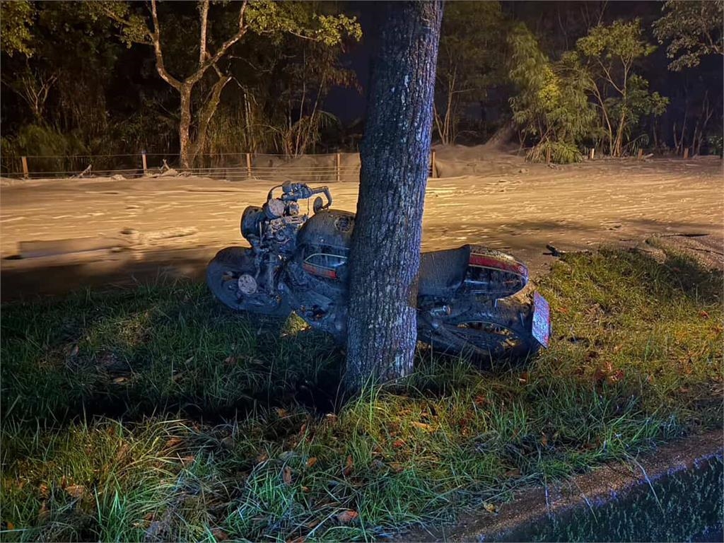 騎士馬太鞍便橋路段一迴轉遇「泥流」慘摔 重機漂走