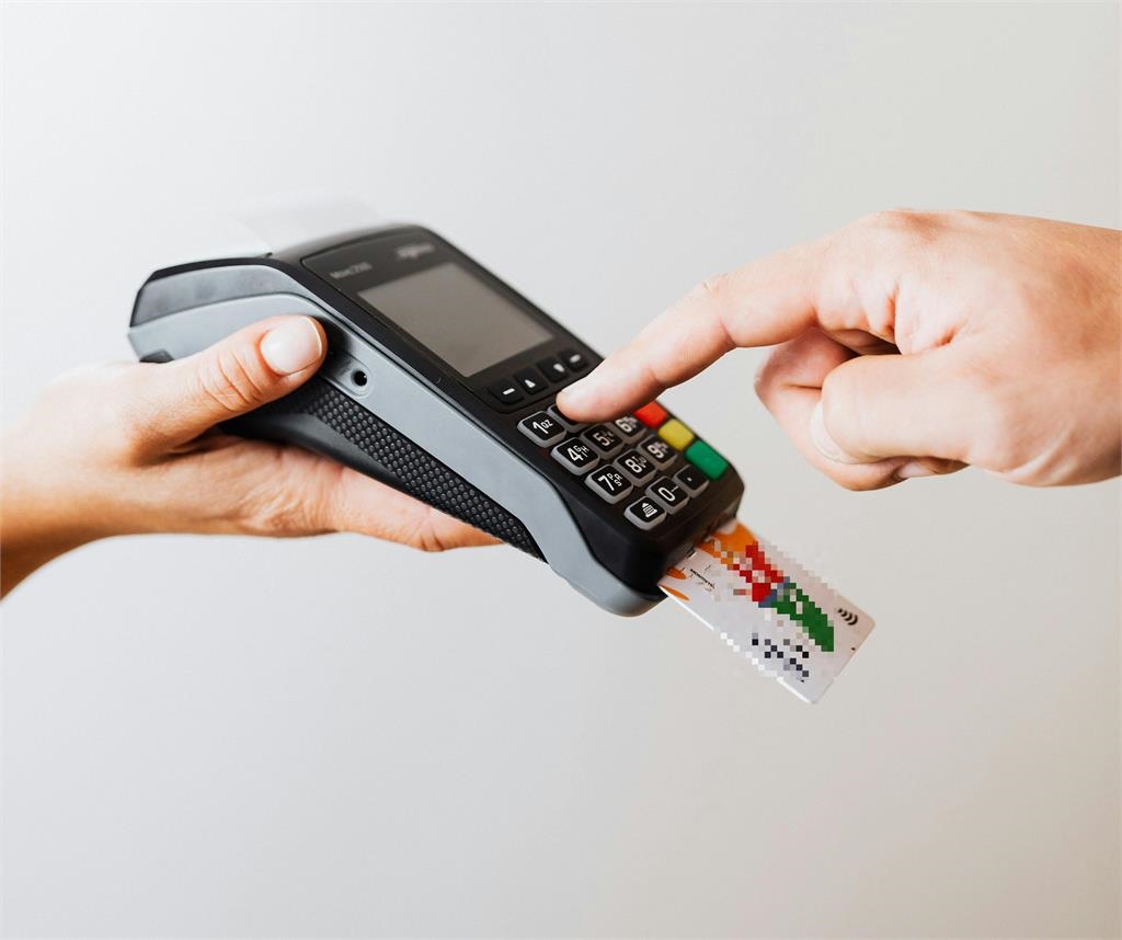 出國刷卡誤觸「陷阱鍵」恐噴5%手續費！達人示警：別看台灣國旗就按下去