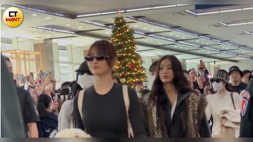 等了十年！TWICE七人抵達高雄　MINA親切揮手