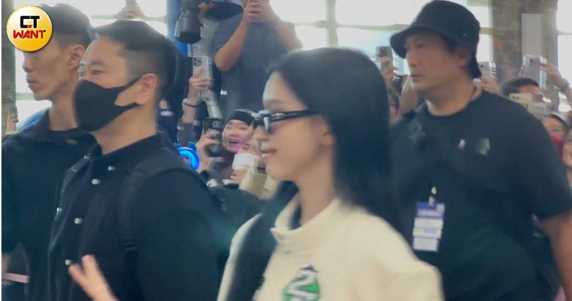 MINA親切向等候許久的粉絲揮手。（圖／王奕棋攝）