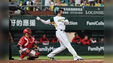 中職(影)/黃子鵬加入台鋼雄鷹 增加兩屆全壘打王魔鷹續留空間