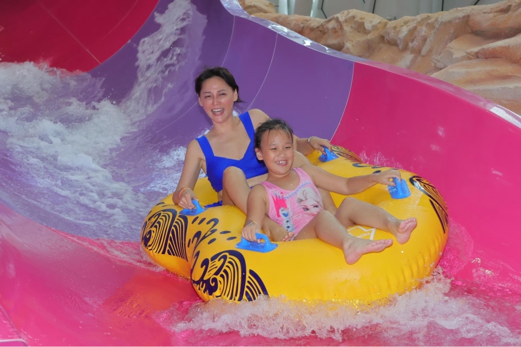 《豆腐媽媽》李沛綾克服五層樓高滑梯!進劇組拍攝前 帶女兒出國「魔鬼獨立特訓」