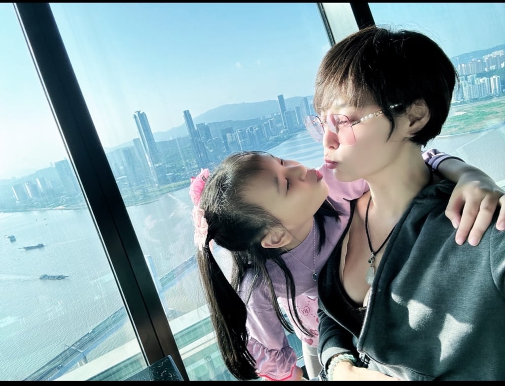 《豆腐媽媽》李沛綾克服五層樓高滑梯!進劇組拍攝前 帶女兒出國「魔鬼獨立特訓」