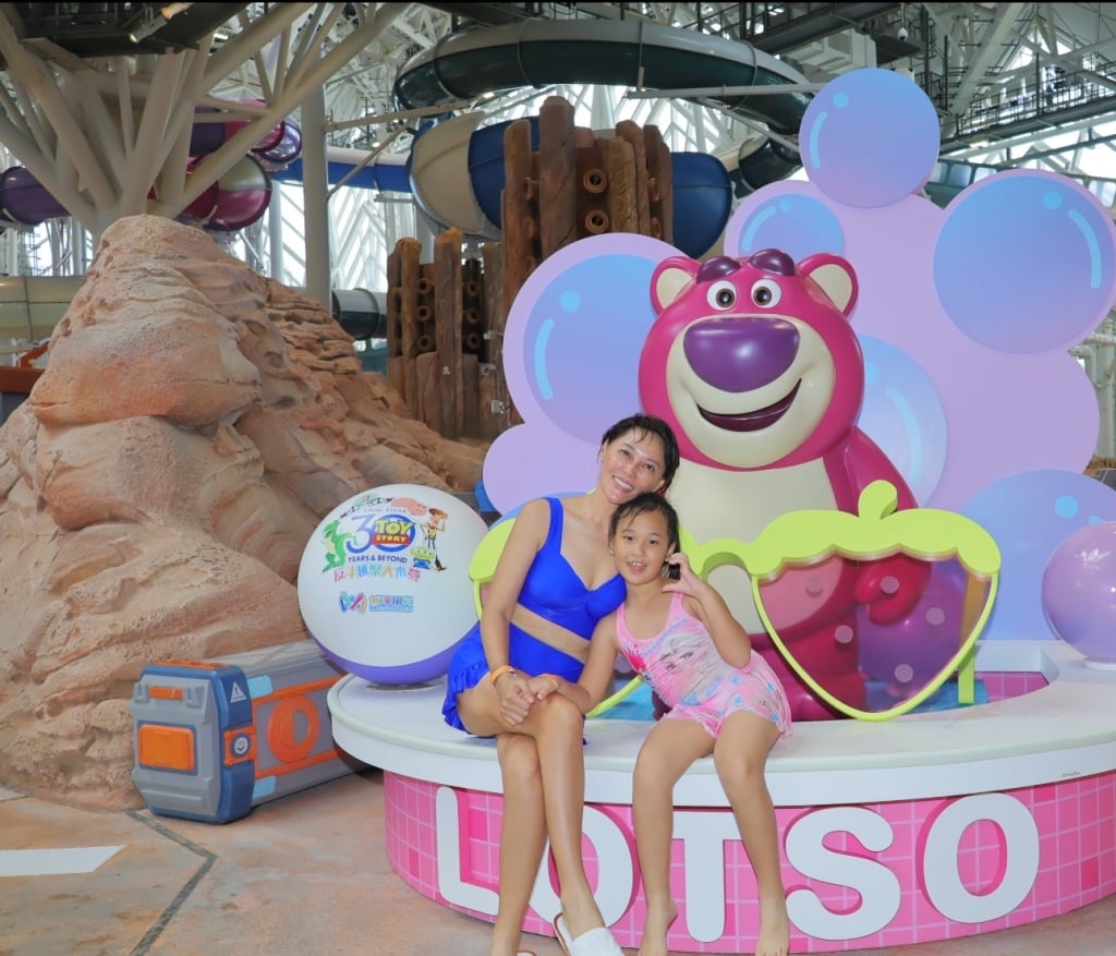 《豆腐媽媽》李沛綾克服五層樓高滑梯!進劇組拍攝前 帶女兒出國「魔鬼獨立特訓」