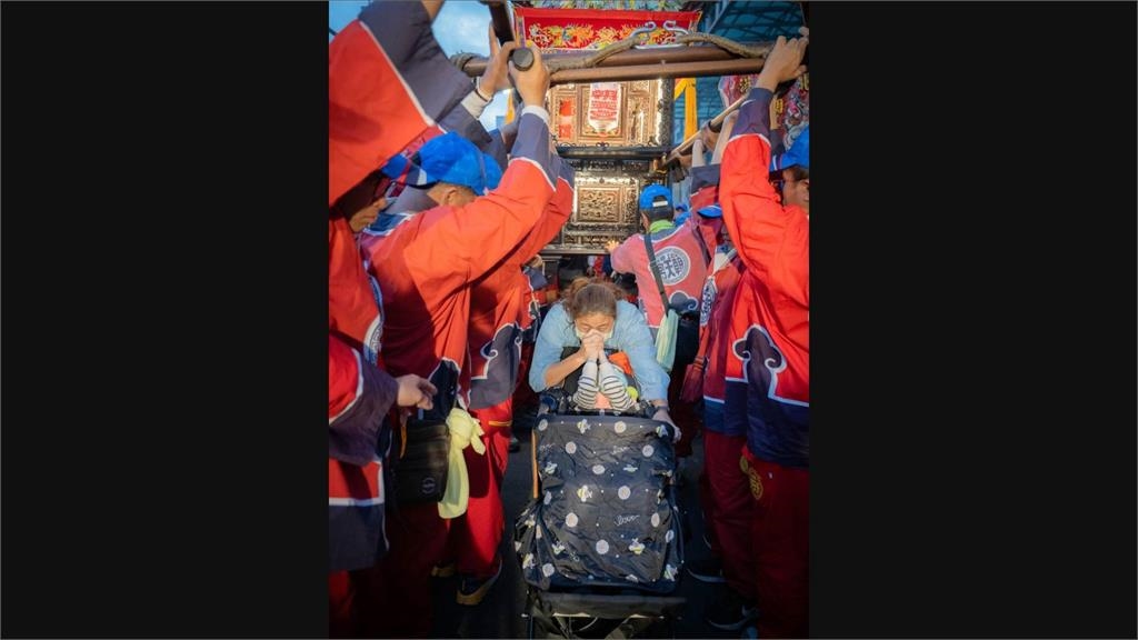 慈悲！北港朝天宮媽祖台南繞境　破例讓腦麻兒鑽轎底