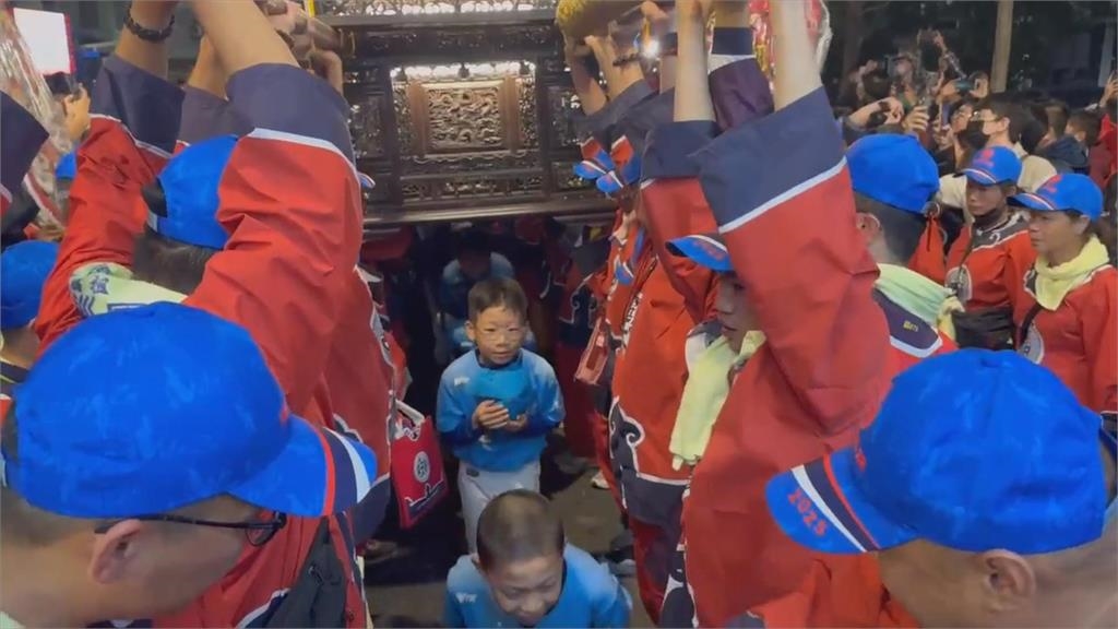 慈悲！北港朝天宮媽祖台南繞境　破例讓腦麻兒鑽轎底