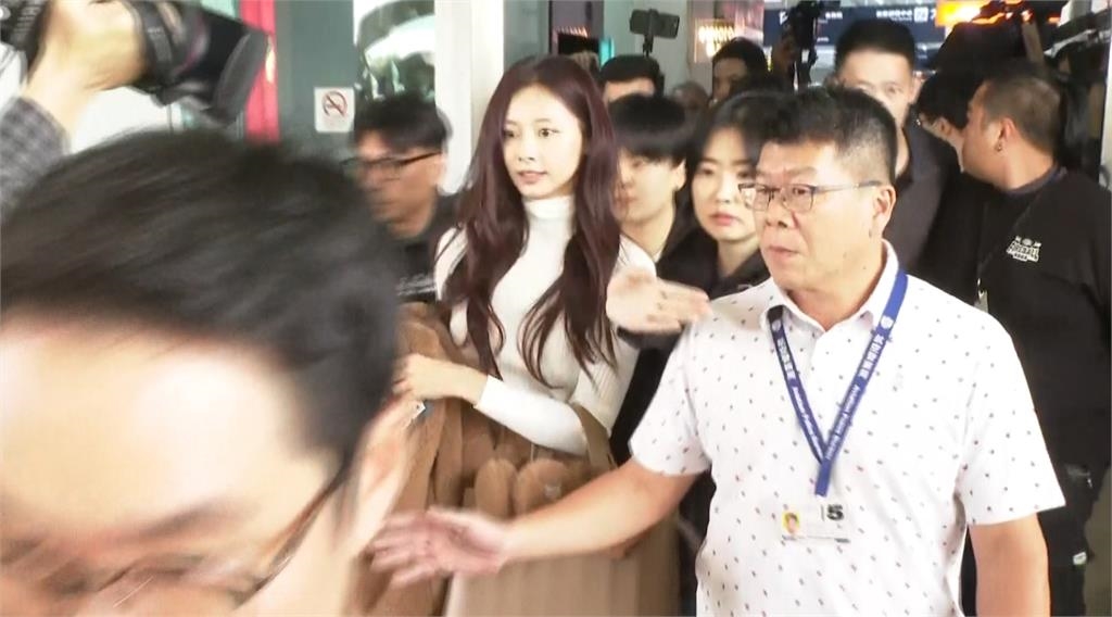 TWICE抵台粉絲搶接機! 周子瑜現身機場一度大暴動