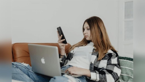 低頭族注意！特定姿勢後「手麻」   恐是頸椎退化與神經受壓前兆