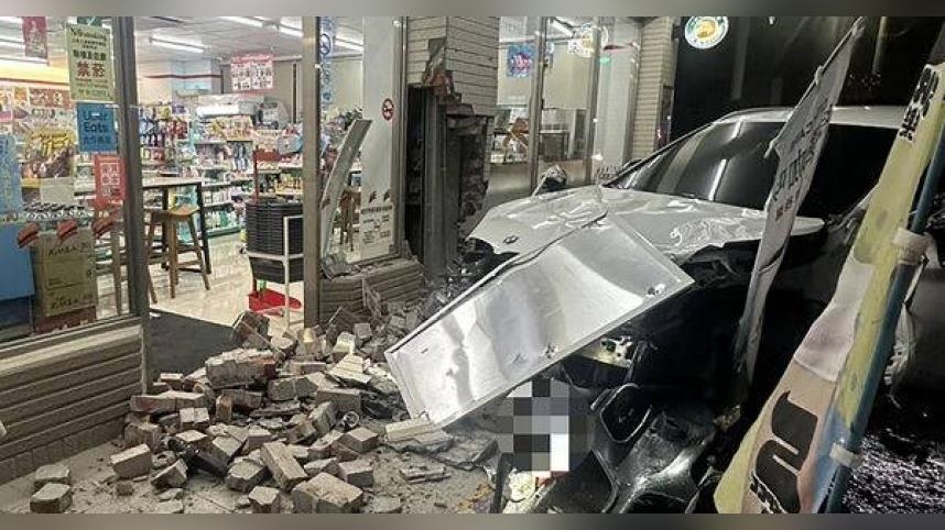 逆向 BMW 失控暴衝　路人買東西遭撞飛10公尺砸進超商門口