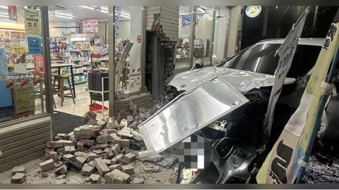 逆向 BMW 失控暴衝　路人買東西遭撞飛10公尺砸進超商門口