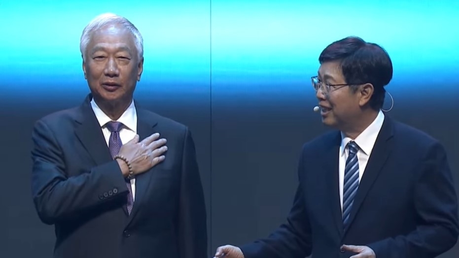 75歲郭台銘「一頭白髮」現身!同框劉揚偉「真實精神狀態」首度曝光