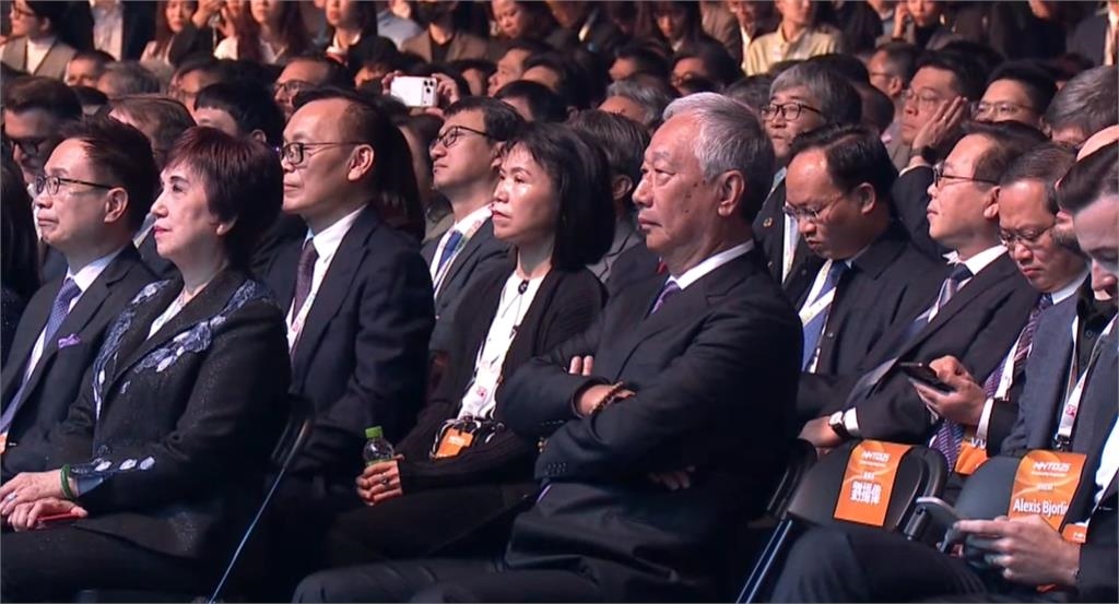 75歲郭台銘「一頭白髮」現身!同框劉揚偉「真實精神狀態」首度曝光