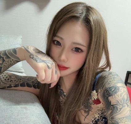 日AV女優全身刺青僅「一處空白」遭網批　本人霸氣回應：現在身體最棒！