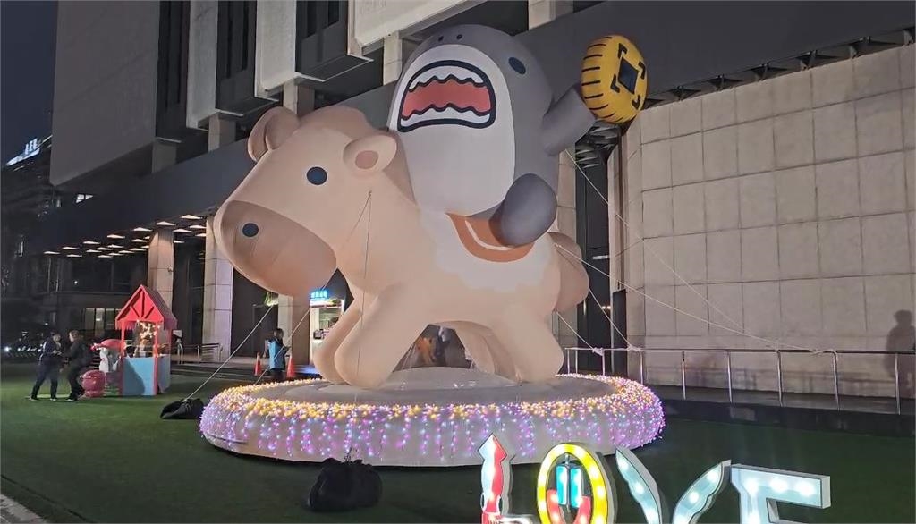 遊樂園打造黑色耶誕美學　基隆海洋廣場冬季點燈啟動