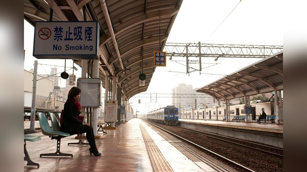 乘客台鐵上偷抽菸！列車長霸氣廣播「當人別當畜牲」被讚爆