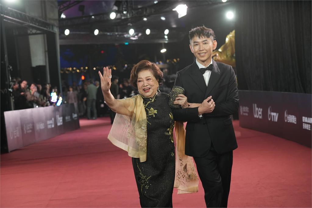 金馬62／桂綸鎂「黑蕾絲裹身」底色全透出！41歲「反差狀態」太霸氣