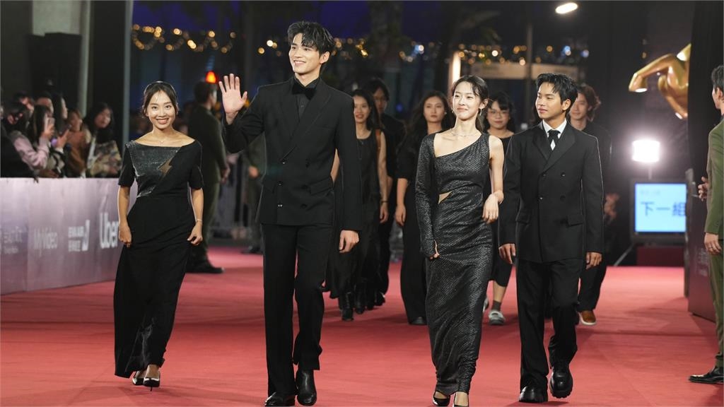 金馬62／王品澔陷不倫風波後首現身　全黑西裝被問簡廷芮尬笑回應！