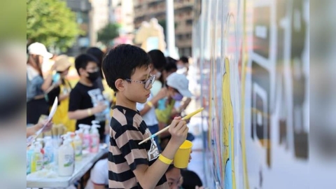 高雄輕軌彩繪列車成「移動美術館」　「童畫號」即日起上路