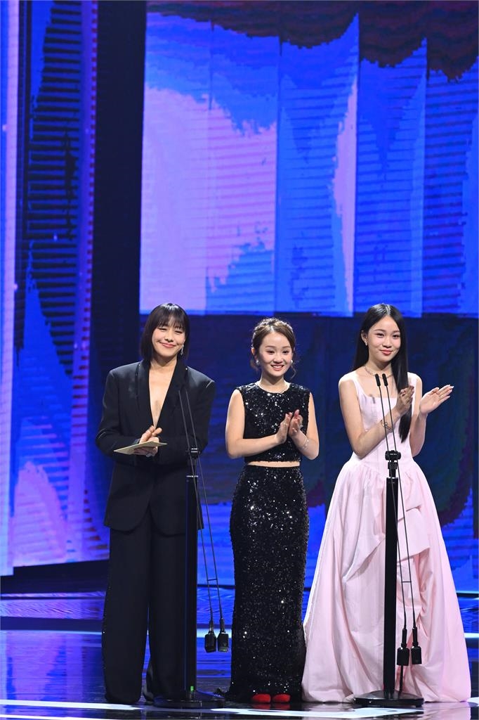 金馬62／47歲林嘉欣頒獎戰袍淨空！突帶2女兒上台「喊1句」她笑翻：我教得好