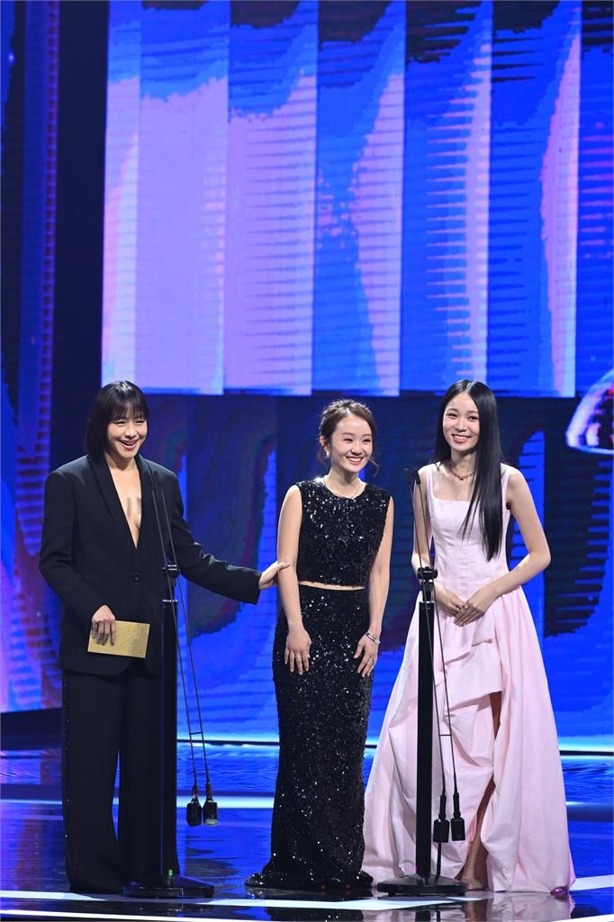 金馬62／47歲林嘉欣頒獎戰袍淨空！突帶2女兒上台「喊1句」她笑翻：我教得好