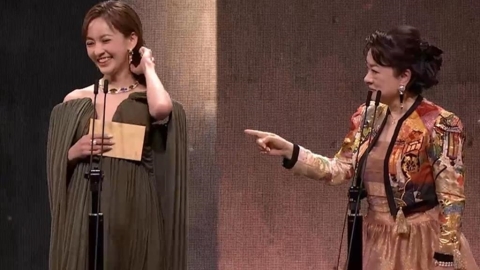 金馬62／75歲翁倩玉攜手陳意涵同台頒獎！雙女神「夢幻並肩」展現最佳默契