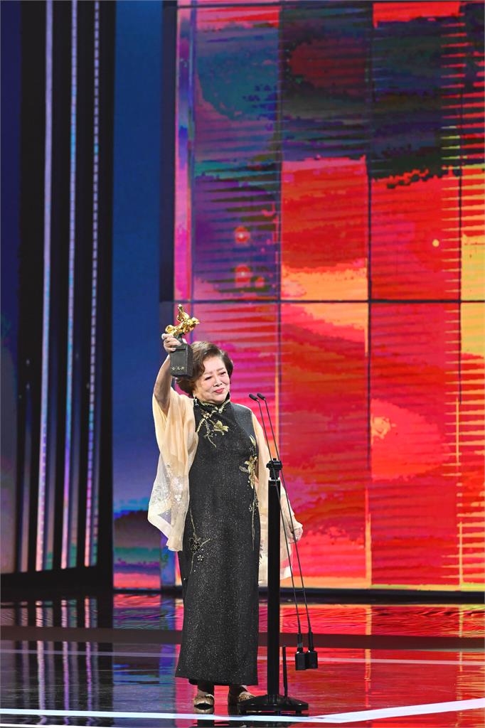 金馬62／「國民阿嬤」陳淑芳榮獲終身成就獎！《孤味》三女兒同頒給「媽媽」