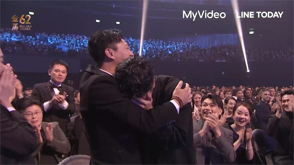 金馬62／曾敬驊奪「最佳男配角」藍葦華一抱秒潰堤！暴哭「致詞大破音」超反差