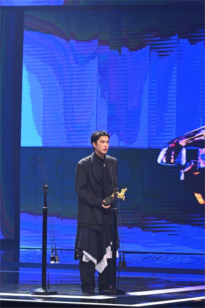 金馬62／曾敬驊奪「最佳男配角」藍葦華一抱秒潰堤！暴哭「致詞大破音」超反差