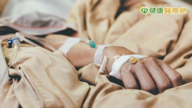 車禍全身骨折如散落拼圖！70歲婦命懸一線　創傷小組7度開刀成功搶命